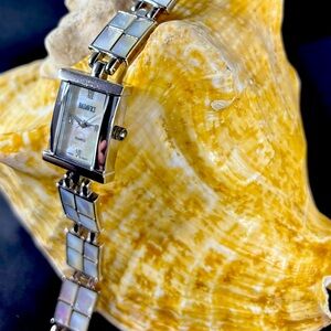 BADAVICI women’s vintage watch beautiful mother of pearl on the face. 21mm w/ba